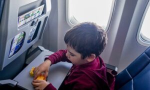 Çocuklarla uçak seyahatini kolaylaştırmanın yolları
